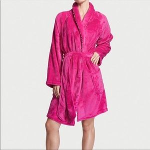 NWOT Victoria’s Secret Short Cozy Robe Hot Pink Sz XL/XXL Plush Logo Back Tie